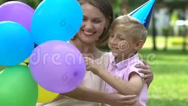 关爱的儿子祝贺妈妈生日，献上彩色气球，<strong>欢乐时光</strong>